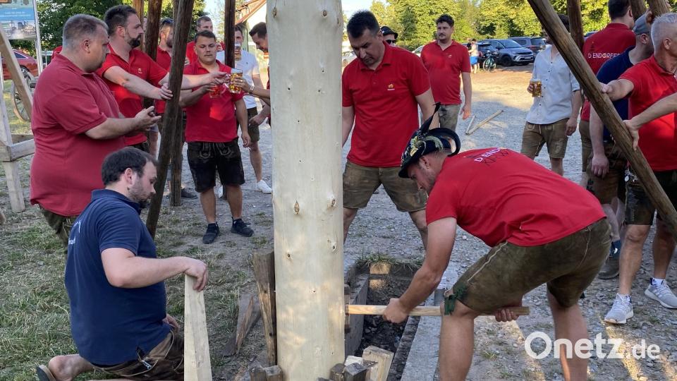 Kerzengerade ausrichten, dann richtig verkeilen - erst, wenn auch die letzten Arbeiten erledigt sind, geht´s zur wohl verdienten Brotzeit in den Edelmannshof. Bild: aub