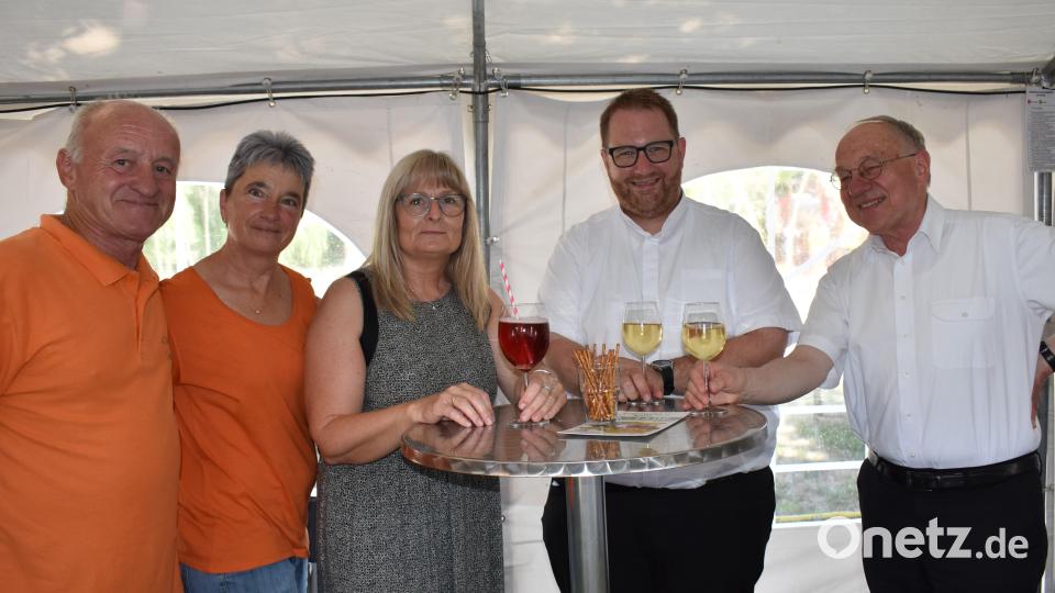 Neben Bier gibt es auch Wein von der Partnergemeinde Grafenwörth in Österreich. Die beiden Pfarrer Ludwig Gradl (von rechts), Daniel Fenk und die Zweite Bürgermeisterin Anita Heßler lassen sich die edlen Tropfen schmecken. Bild: rgr