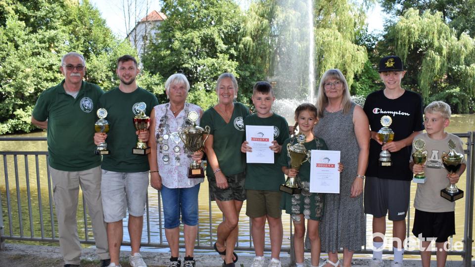 Beim Fischerfest Grafenwöhr gibt es Urkunden und Pokale für die besten Angler. Bild: rgr