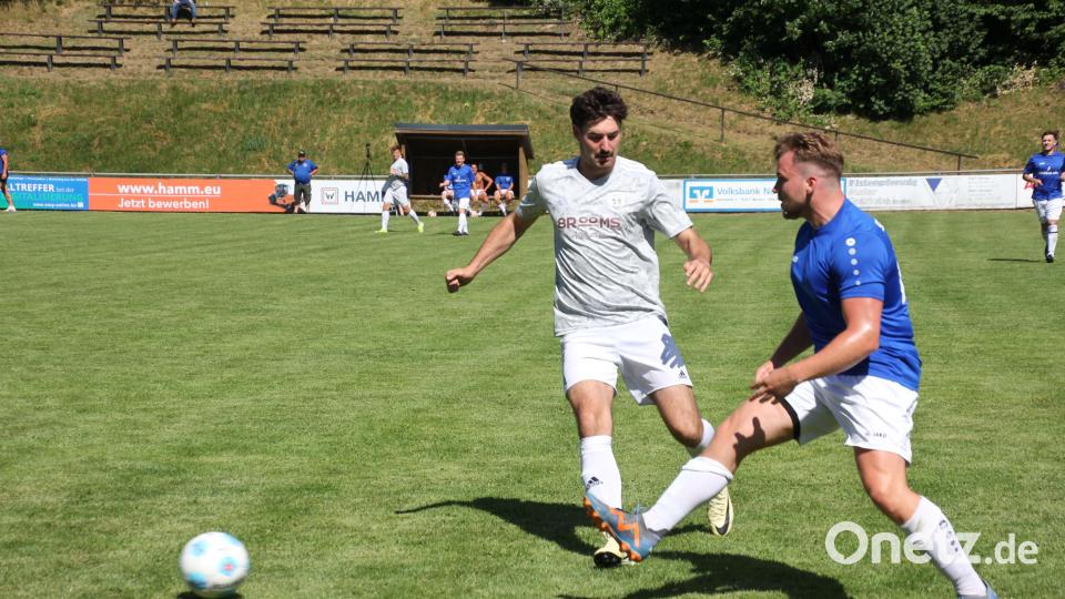 Der Bärnauer Benedikt Hecht (links) kommt hier nicht mehr an den Ball. Bild: kro