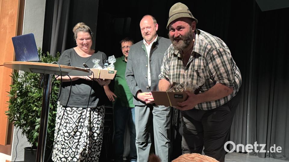 Der &quot;Woid Woife&quot; (rechts) freut sich zusammen mit seiner Ehefrau Sabine Schreil (links) über die vegetarischen Präsentkörbe, überreicht von Landrat Andreas Meier (Zweiter von rechts) und dem stellvertretenden Naturpark-Geschäftsführer Bernd Stengl (Zweiter von links). Bild: mgo
