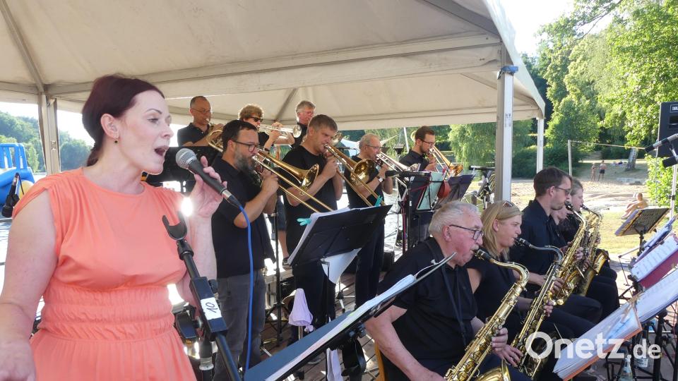 Temperamentvoll, aber auch einfühlsam interpretierte Nicole Freundl acht Gesangstitel der Bigband Eschenbach. Bild: rn