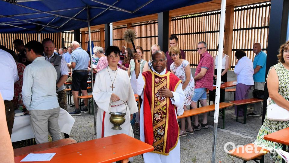 Pfarrer Moses Gudapati segnet die neue Dorfmitte in Pursruck. Bild: sche