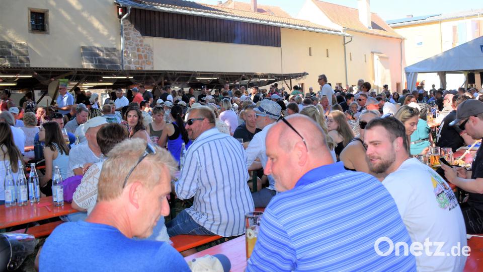 Viele Besucher nutzen die Gelegenheit für Gespräche mit Freunden und Bekannten. Bild: rgr