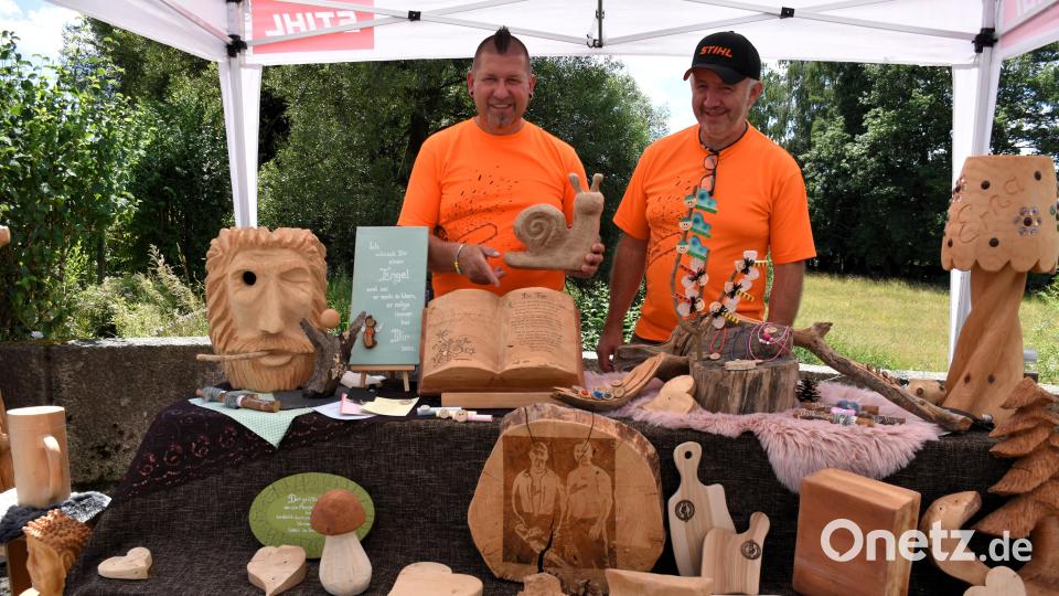 Die beiden Kunsthandwerker der &quot;Holzschmiede Mitterteich&quot; zeigten, wie mit Kettensägen und Schmitzwerk Skulpturen für den Garten und das Heim entstehen. Bild: ubb