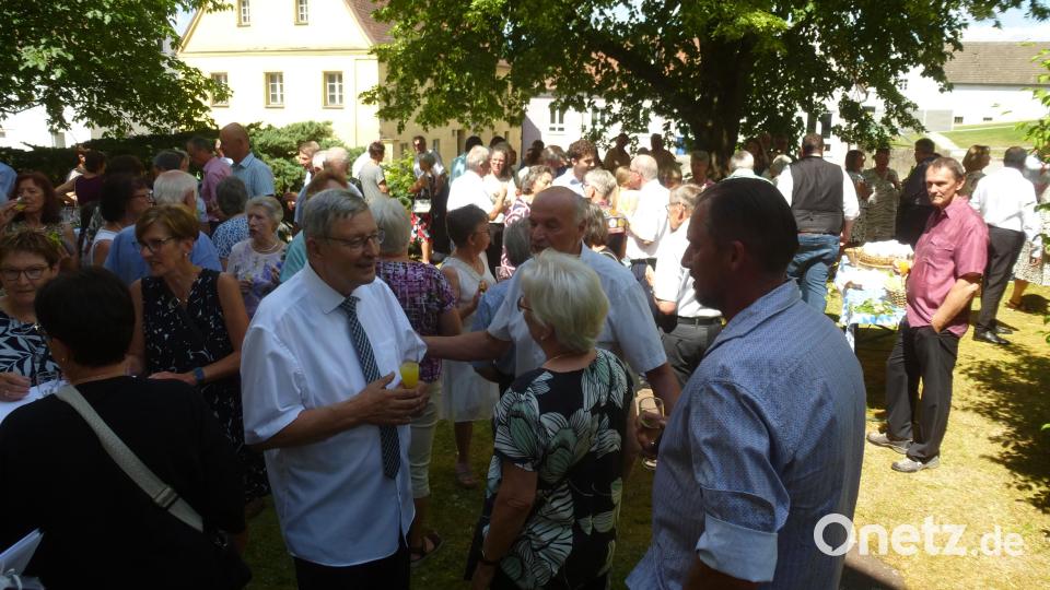 Pfarrer Josef Häusler (links) freut sich über die Gespräche beim Stehempfang. Bild: bk