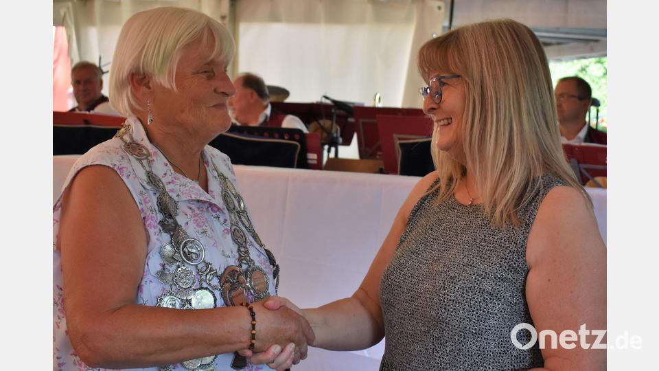 Zweite Bürgermeisterin Anita Heßler gratuliert der neuen Fischerkönigin Christa Rimkus (links). Bild: rgr
