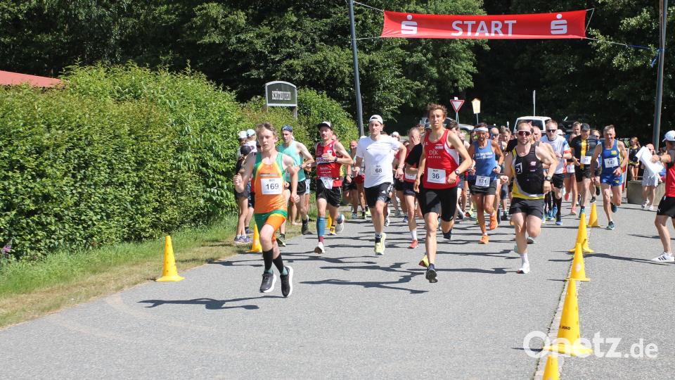 Die Männer gehen auf die Strecke über 8200 m. Schnellster wird Swen Arnold (Startnummer 36). Bild: pi