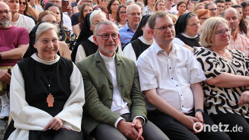 Äbtissiin Laetitia und Stadtpfarrer Dr. Thomas Vogl waren unter den Konzertbesuchern. Bild: kro