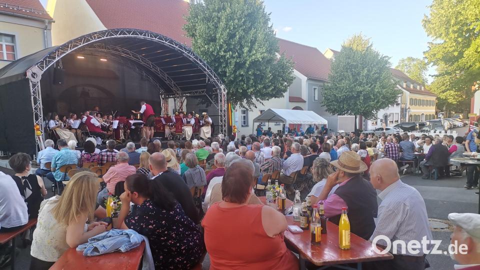 Die Blaskapelle Kunschir, unter der musikalischen und auch technischen Leitung von Sebastian Kunschir, erfreute die zahlreichen Gäste auf dem Winklarner Marktplatz. Bild: amö