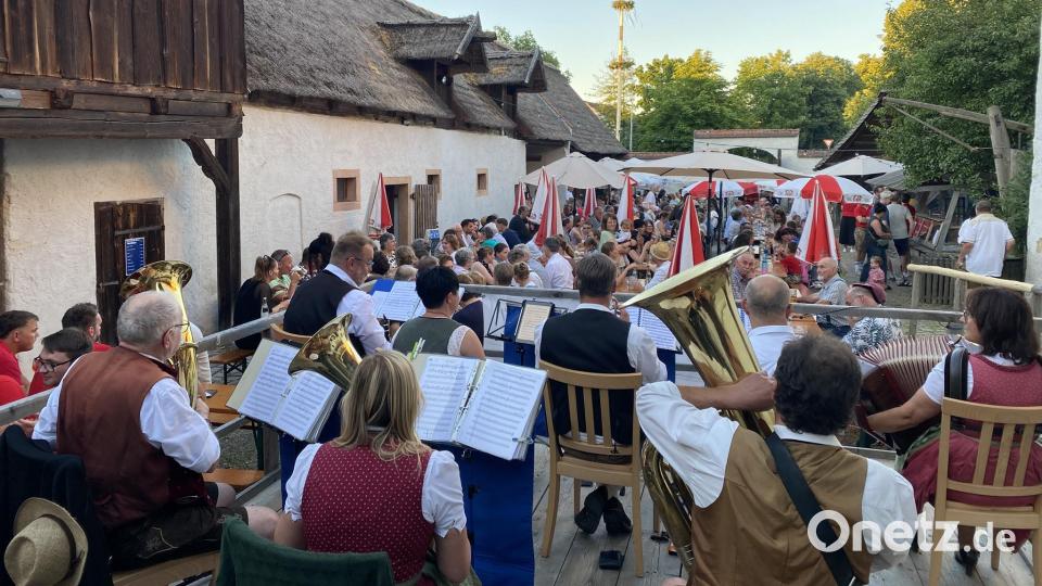 Bis in den späten Abend hinein war der Hof dank bestem Wetter gut gefüllt, &quot;und die Musik spielt(e) dazu&quot;. Bild: aub