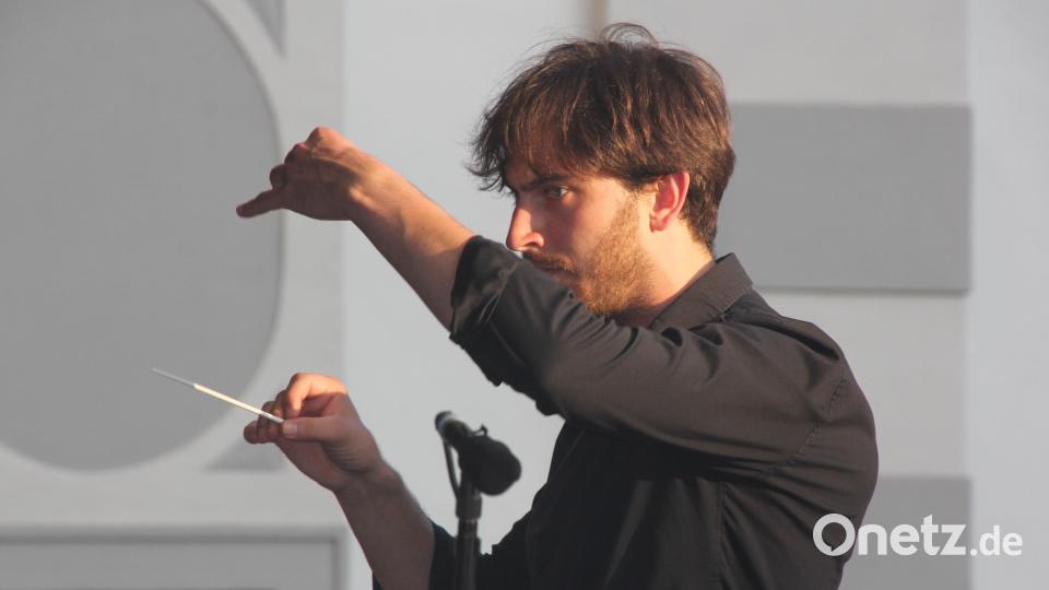 Der junge Dirigent Dominik Perica in seinem Element. Bild: kro