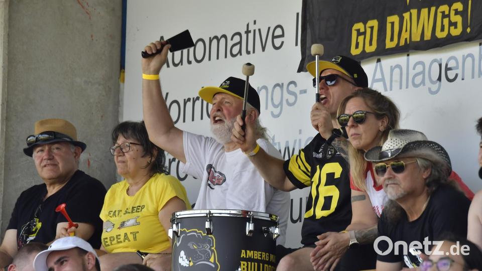 Szenen vom Heimsieg der Amberg Mad Bulldogs (schwarze Trikots) gegen Landsberg X-Press. Bild: Hubert Ziegler