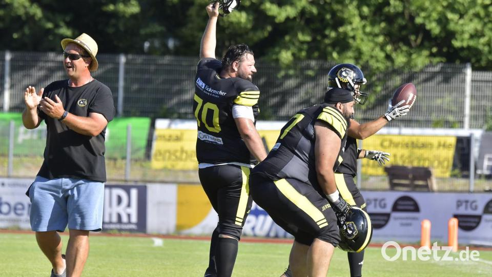 Szenen vom Heimsieg der Amberg Mad Bulldogs (schwarze Trikots) gegen Landsberg X-Press. Bild: Hubert Ziegler