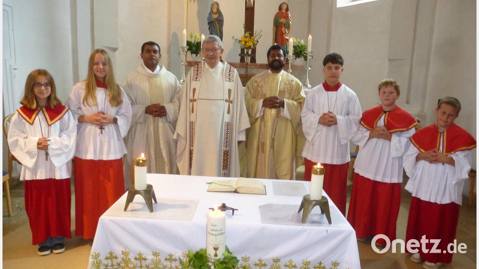Gemeinsam am Altar Dank gesagt für 50 Jahre priesterlichen Dienst: Der Jubilar (Mitte) mit den Zelebranten-Brüdern (von links) Prince und Georg Kalarimuryil. Bild: bk