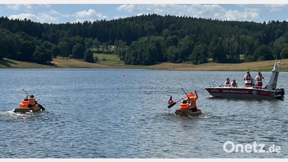 Zum 15. Mal fand am Sonntag das Sautrogrennen auf dem Eixendorfer See statt, an dem sich 16 Team beteiligten. Bild: Elisabeth Stehr