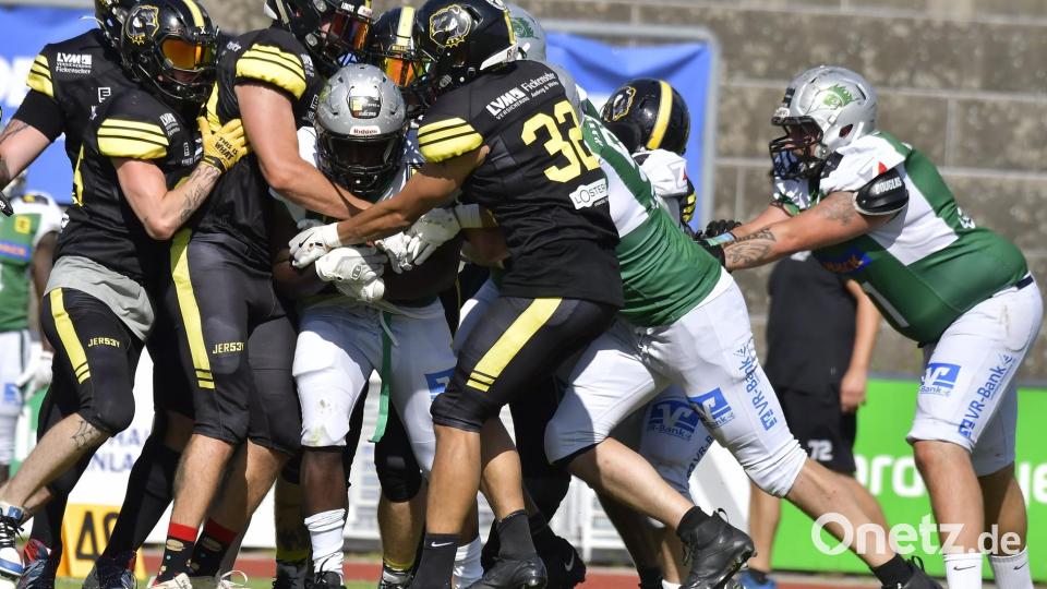 Szenen vom Heimsieg der Amberg Mad Bulldogs (schwarze Trikots) gegen Landsberg X-Press. Bild: Hubert Ziegler