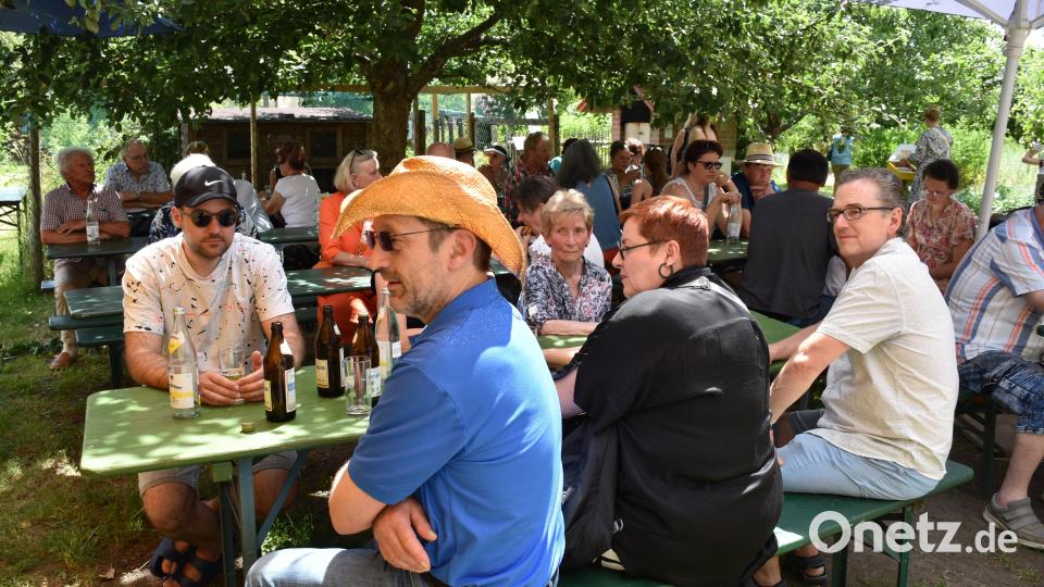 Unter den schattigen Apfelbäumen ließ es sich gut aushalten bei der Hitze. Bild: ubb
