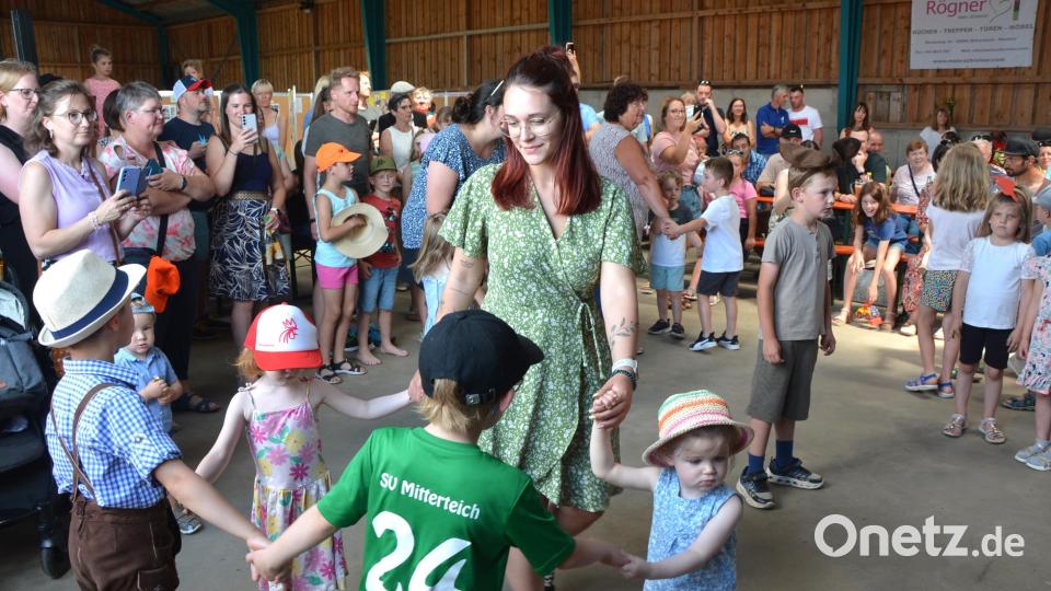 Auftritt der Kinder des Kindergartens St. Hedwig am Nachmittag des Pfarrfestes. Bild: jr
