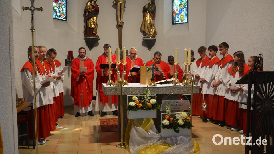 Die Konzelebranten am Altar, (von links) mit dem ehemaligen Kaplan Florian Weindler, Pfarrer Oliver Pollinger, Regionaldekan Georg Flierl, dem ehemaligen Kaplan Dr. Matthias Nowotny und Pfarrvikar Luke Eze. Bild: jr