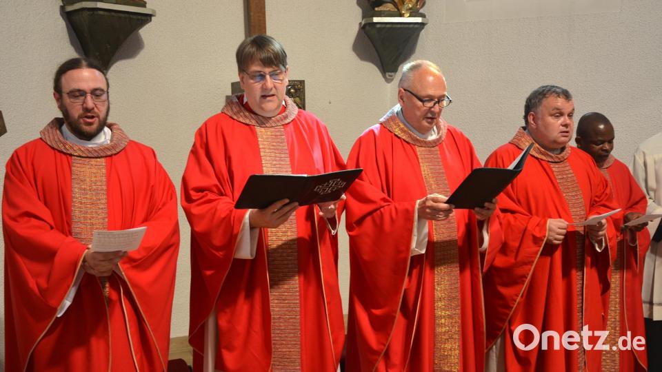 Die Konzelebranten am Altar, (von links) mit dem ehemaligen Kaplan Florian Weindler, Pfarrer Oliver Pollinger, Regionaldekan Georg Flierl, dem ehemaligen Kaplan Dr. Matthias Nowotny und Pfarrvikar Luke Eze. Bild: jr