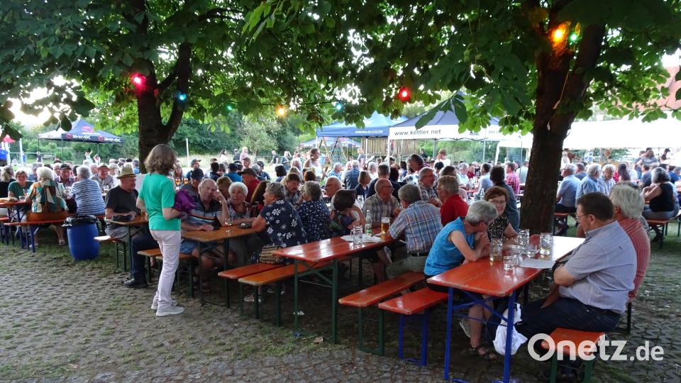 Zahlreiche Besucher genossen den lauen Sommerabend im Pfarrgarten Bild: Alfred Hammer