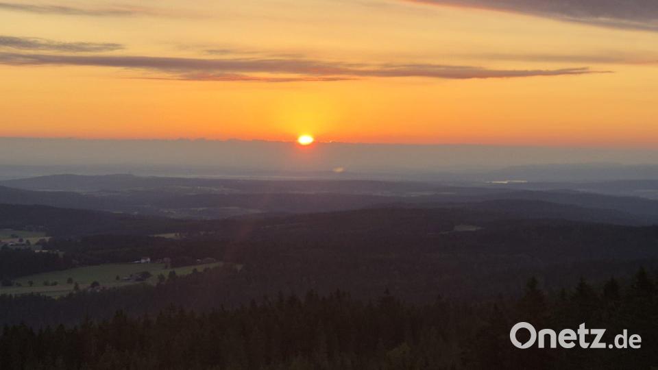 Ein beeindruckender Sonnenaufgang über dem Steinwald bot sich den Teilnehmern von 24 Stunden Steinwald vom Oberpfalzturm aus. Bild: Michael Schneider