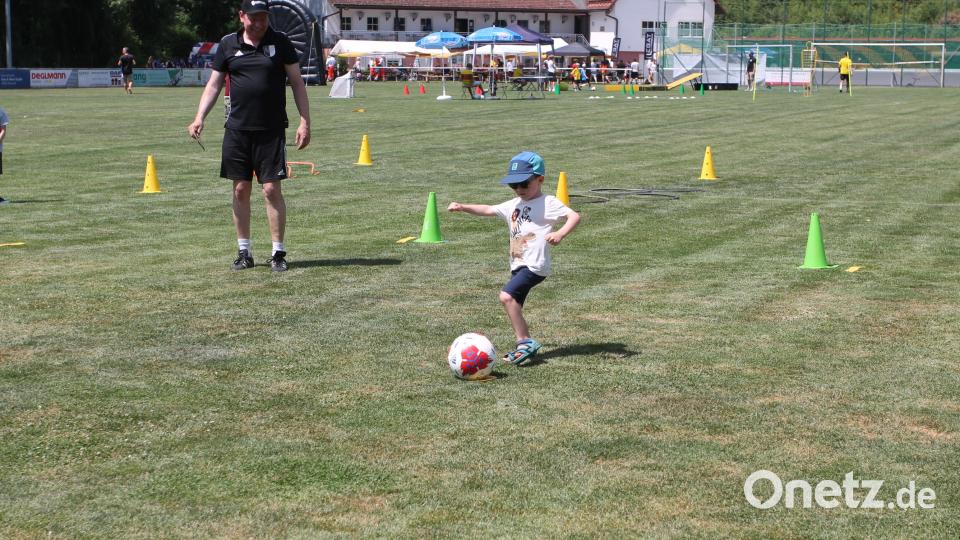 Auch die Jüngsten können schon mit dem Ball gut umgehen. Bild: pi