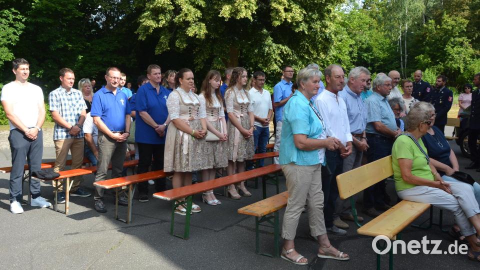 Viele Gläubige verfolgten im Freien den Festgottesdienst. Bild: jr