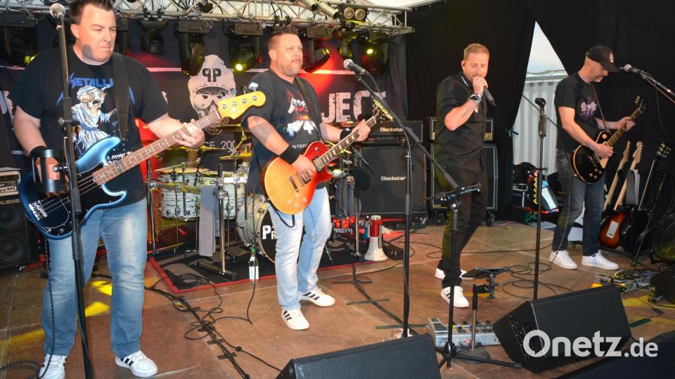 Die Band „Pitchwell Project“ genoss ihr Heimspiel beim Fest der Feuerwehr Pechbrunn. Bild: jr