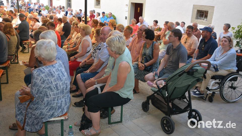 Trotz sengender Hitze war der Schafferhof bei der Sommerserenade am Sonntagnachmittag bestens besucht. Bild: jr