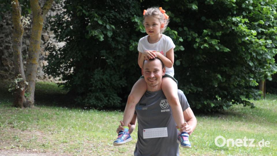 Auf Papas Schultern läuft es sich besonders gut. Bild: kro