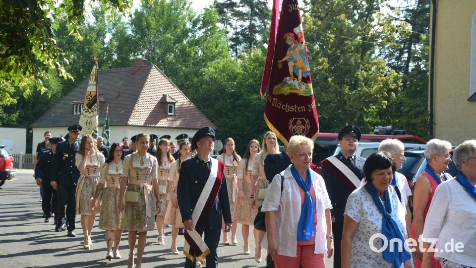 Alle Steinmühler Vereine nahmen mit ihren Fahnen am Kirchenzug zum Kirchenjubiläum mit teil. Bild: jr