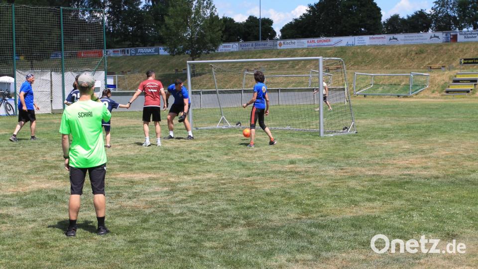 Gleich ist der Ball im Tor der Lions, worüber sich das Team Bananenflanke freut. Bild: pi