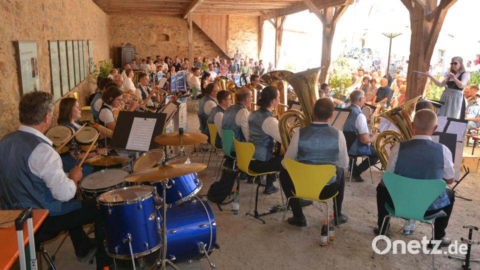 Hatten ein Heimspiel, die Blaskapelle Konnersreuth unter der Leitung von Laura Dietl. Bild: jr