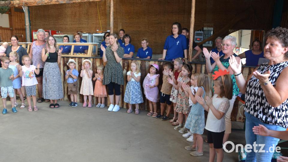 Auftritt der Kinder des Kindergartens St. Hedwig am Nachmittag des Pfarrfestes. Bild: jr