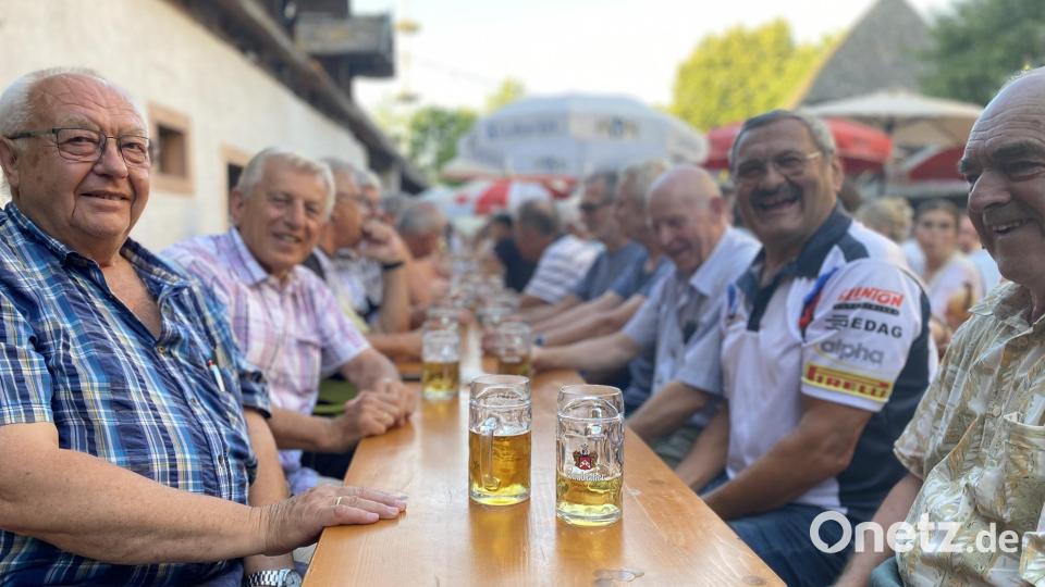 So mancher Stammtisch genoss den lauen Abend und dazu ein kühles Bier. Bild: aub