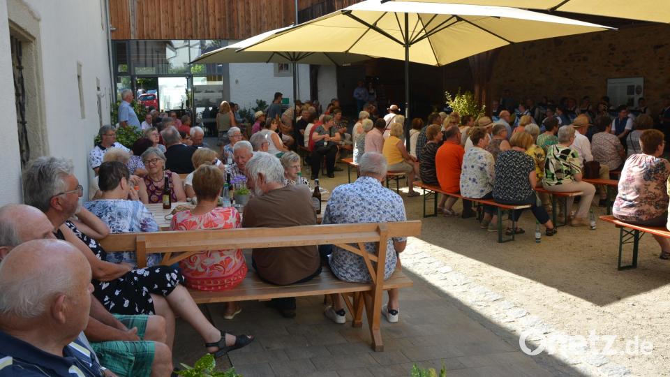 Trotz sengender Hitze war der Schafferhof bei der Sommerserenade am Sonntagnachmittag bestens besucht. Bild: jr