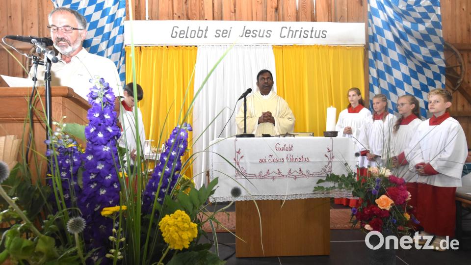 Beim Festgottesdienst am Altar feierte erstmals, gleichzeitig aber auch letztmals, der Pfarrer von Herz Jesu in Rosenberg, Dr. Michael Donald, den Festgottesdienst zum Patrozinium; (links am Ambo) Werner Wismet, Mesner der St. Johannes Kapelle. Bild: no