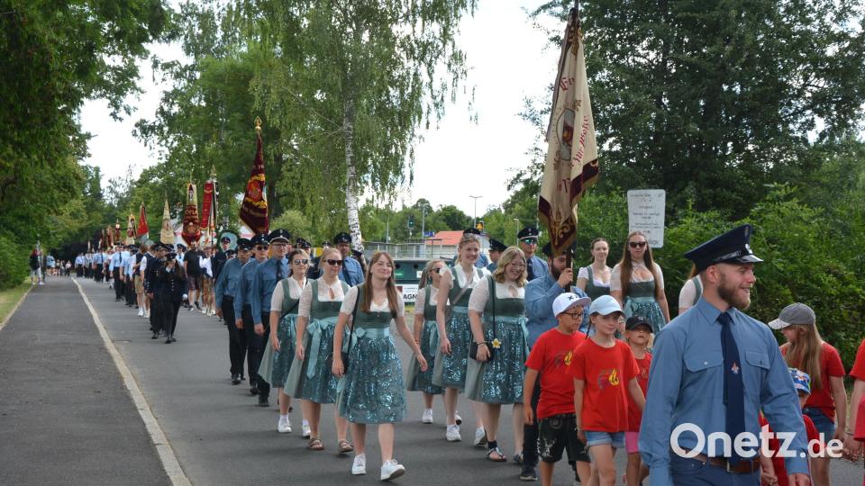 Die Festdamen der FFW Groschlattengrün gratulierten ihren Nachbarn. Bild: jr