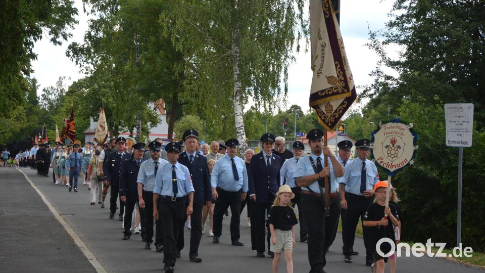 Angeführt von der Feuerwehr Pechbrunn bewegte sich ein stattlicher Festzug durch Pechbrunn zum Festzelt. Bild: jr