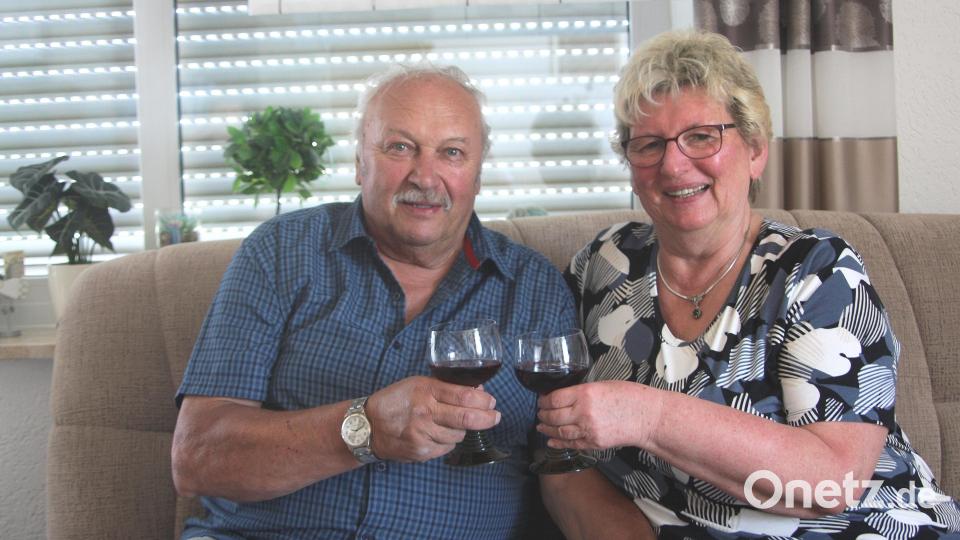 Irene und Elmar Radimerski haben sich vor über einem halben Jahrhundert im Freibad in Friedenfels kennengelernt. Am Wochende war Goldene Hochzeit. Bild: wro