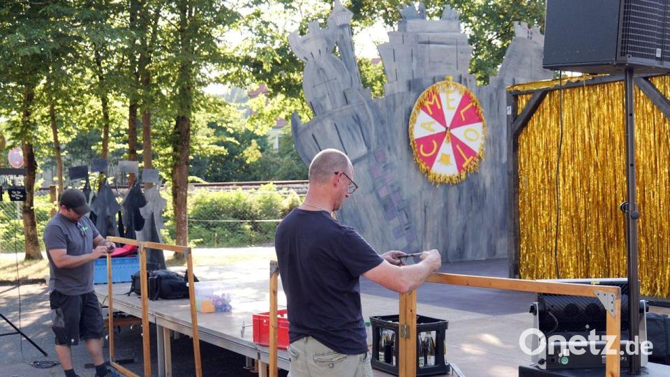 André Gießübl (links) und Thomas Gitter (rechts) beim Aufbau der Kulissen Bild: Florian Wein
