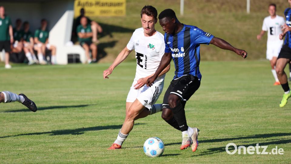 Gastspieler Papu Mendes (rechts) erzielte für die SpVgg SV Weiden das 1:0. Bild: Dieter Jäschke