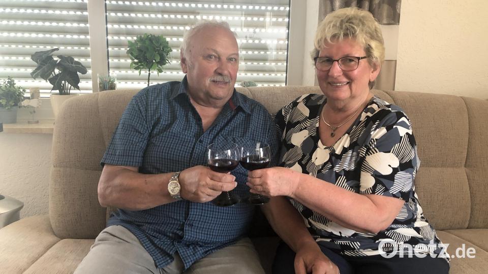 Irene und Elmar Radimerski haben sich vor über einem halben Jahrhundert im Freibad in Friedenfels kennengelernt. Am Wochende war Goldene Hochzeit. Bild: wro