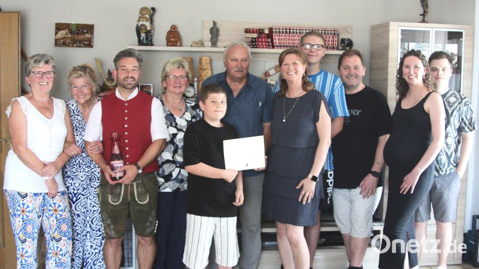 Irene und Elmar Radimerkski aus Wiesau freuen sich über viele Glückwünsche. Gefeiert wurde daheim in der Wohnung und - einen Tag später - in einem Gasthof in Fuchsmühl. Bild: wro