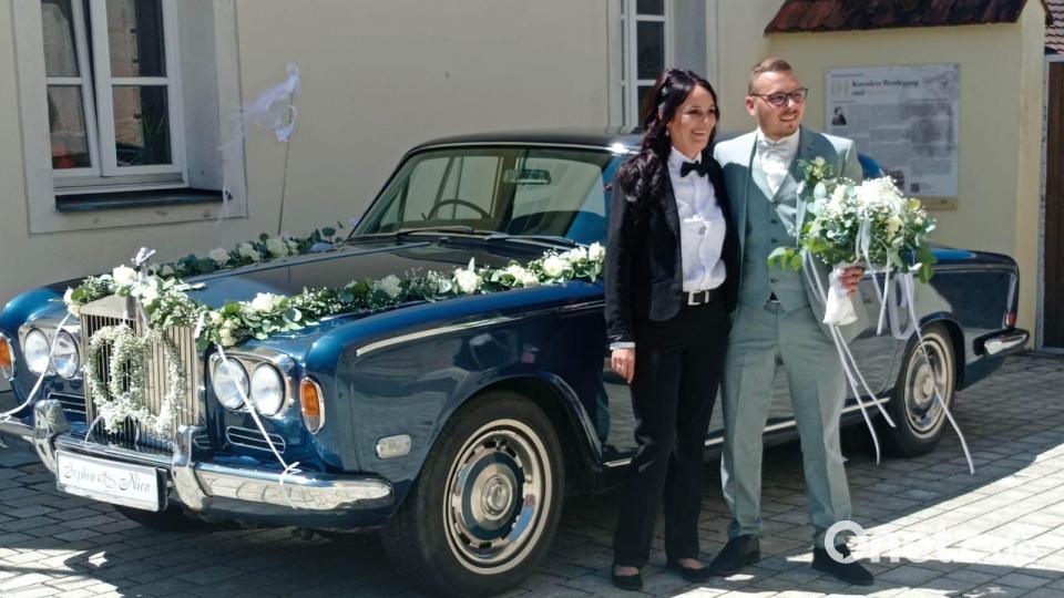 Nicos Mutter, Carmen Kuhbandner, war an dem großen Tag die Chauffeurin des Paares. Sie fuhr mit einem alten Rolls-Royce. Bild: Birgitt Ehrl