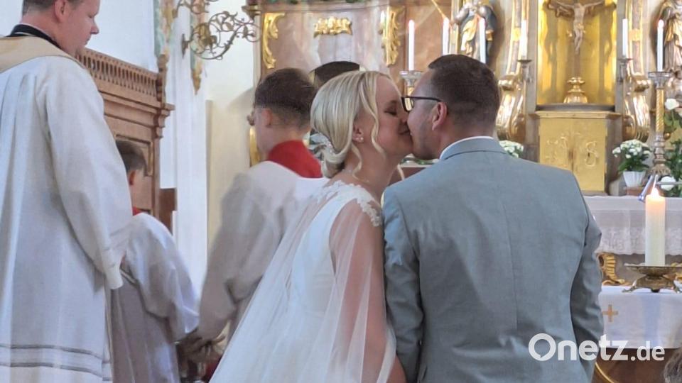 Ein Hochzeitskuss durfte natürlich auch nicht fehlen. Bild: Klaus Ostfalk
