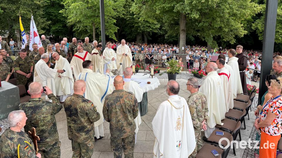 Der Gottesdienst fand auf dem Freialtar vor der Bergkirche statt. Bild: Petra Hartl
