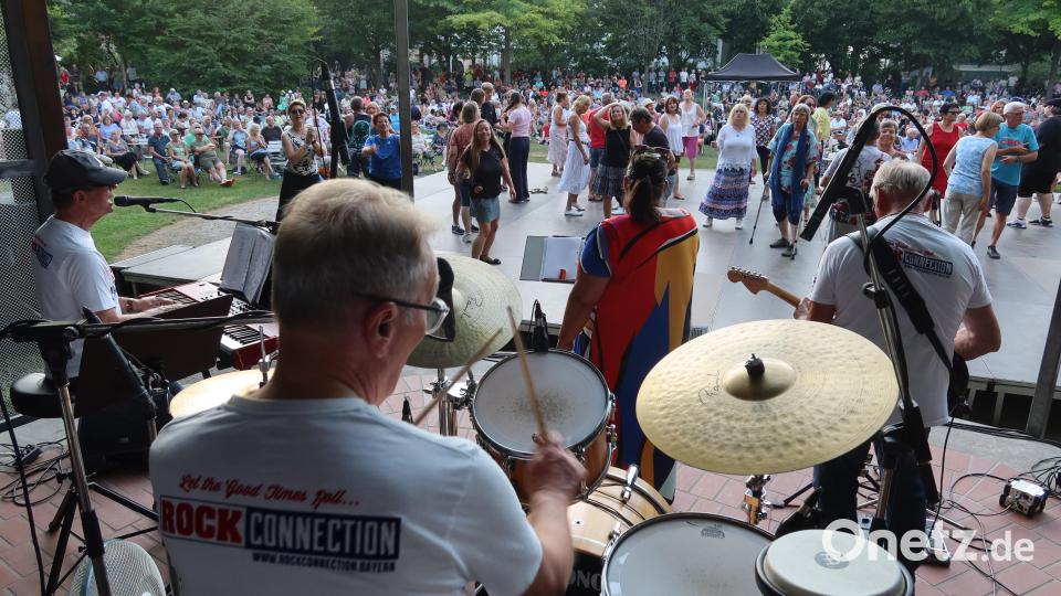 Rund Tausend Menschen feiern bei sengender Hitze mit der Band &quot;RockConnection&quot;. Bild: Kunz